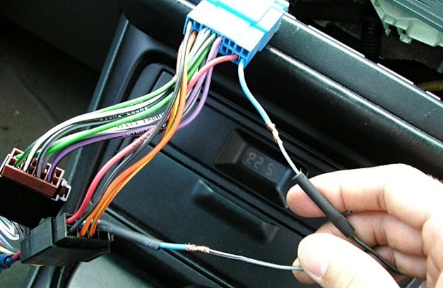 Який провід відповідає за антену в машині?