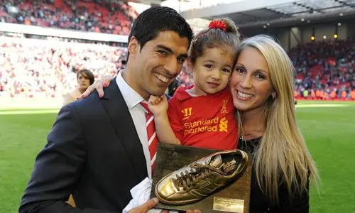 Cluicheadairean ball-coise fèin-ghluasadach - dè a bhios a ’draibheadh Luis Suarez