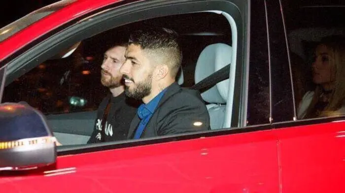 Cluicheadairean ball-coise fèin-ghluasadach - dè a bhios a ’draibheadh Luis Suarez
