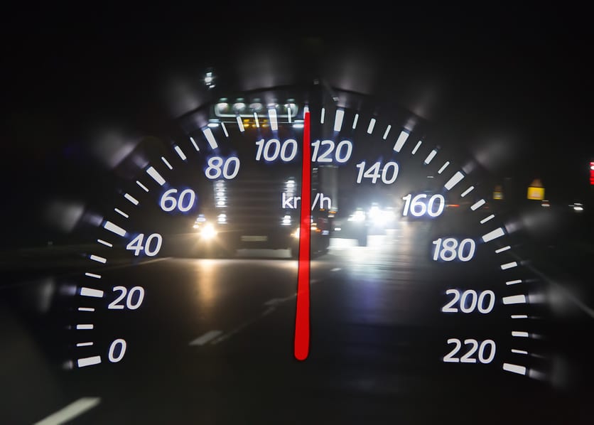 Почему спидометр показывает 200 км/ч и более?