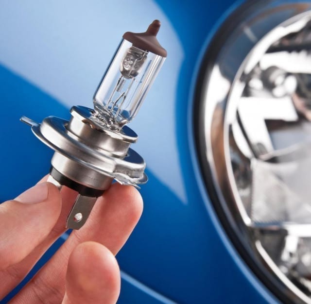 Легко ли поменять лампочку в машине?