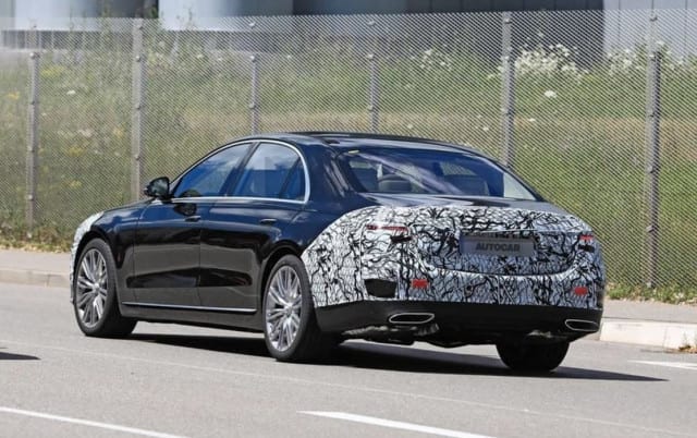 Новый Mercedes S-Class снимает камуфляж
