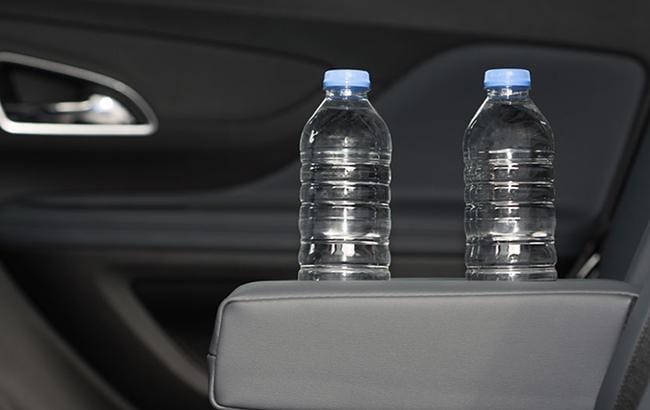 Почему не стоит оставлять бутылку с водой в машине?