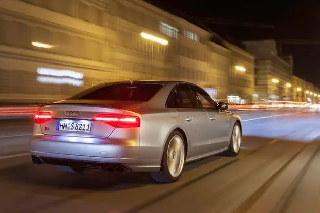 Audi S8 plus: Высший пилотаж