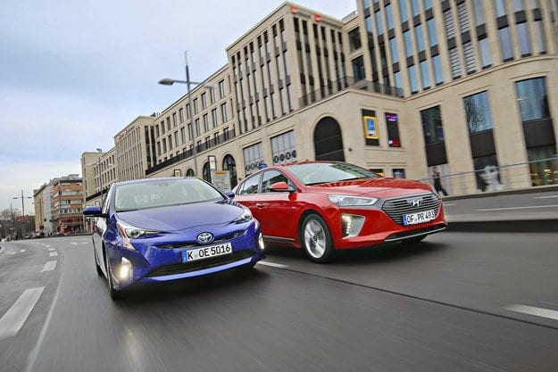 Тест драйв Hyundai Ioniq против Toyota Prius: гибридная дуэль