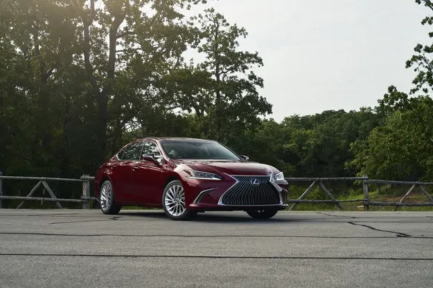 Lexus ES 250 впервые с двойной коробкой передач