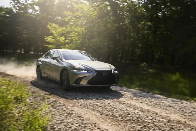 Lexus ES 250 впервые с двойной коробкой передач