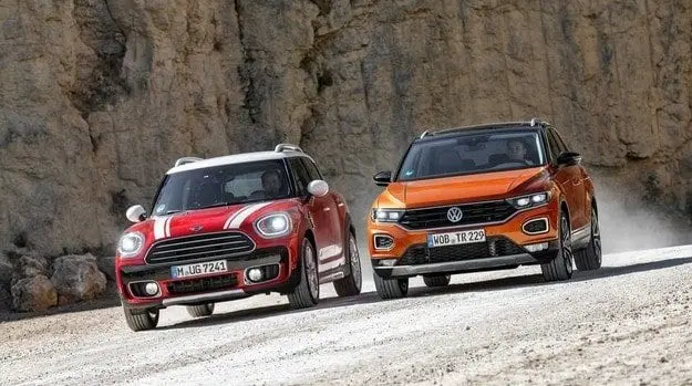 MINI Countryman срещу VW T-Roc: Мы тебя раскачем