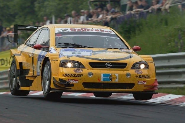 Opel празднует победу 1996 года со знаменитой Calibra V6