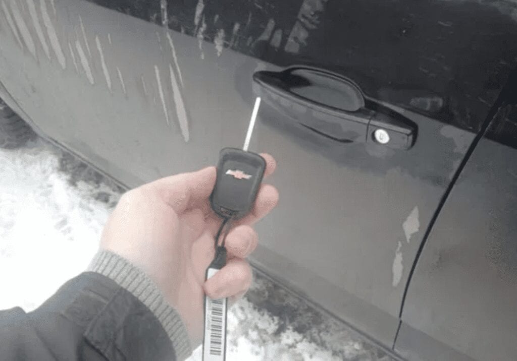 Вот как открыть дверь автомобиля без ключа