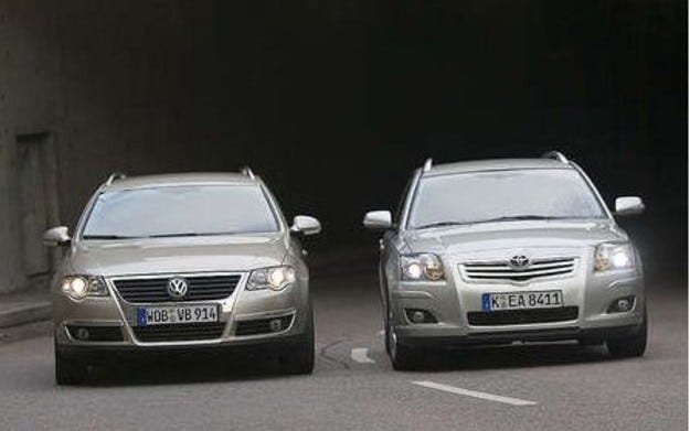 Тест драйв VW Passat против Toyota Avensis: дуэль Combi