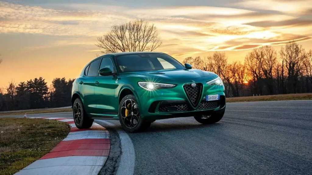 Тест драйв Alfa Romeo Stelvio Quadrifoglio: спортивный вектор