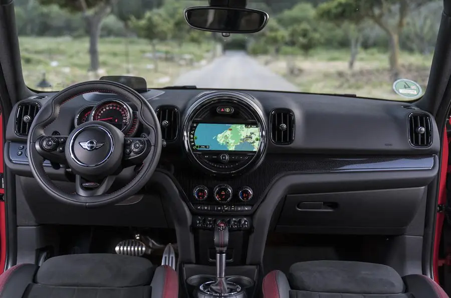 Тест драйв MINI Countryman John Cooper Works: красная стрела