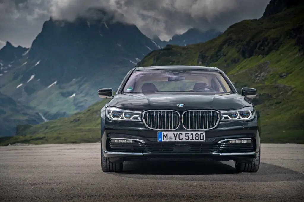 Тест драйв BMW 740Le xDrive: звук тишины