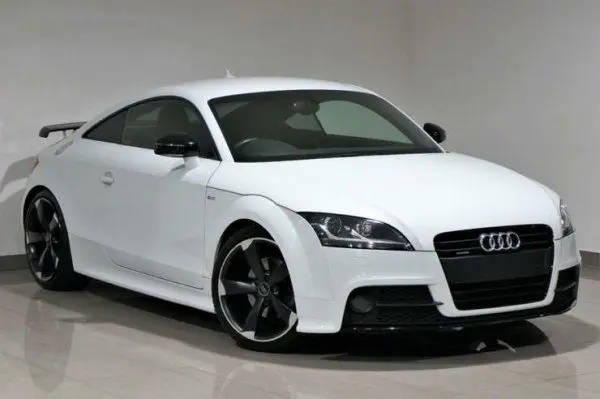 Белая матовая Audi