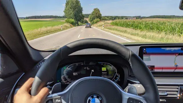 Машина времени: тестируем BMW 545e будущего