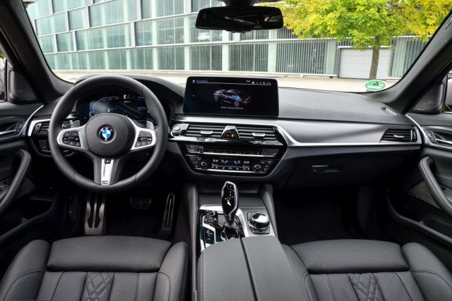 Машина времени: тестируем BMW 545e будущего