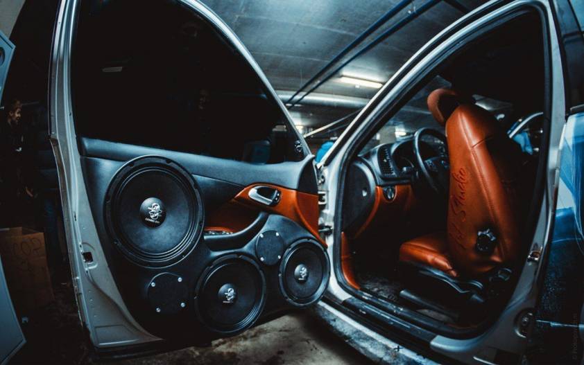 Как установить динамики в машину – акустический экран в дверях