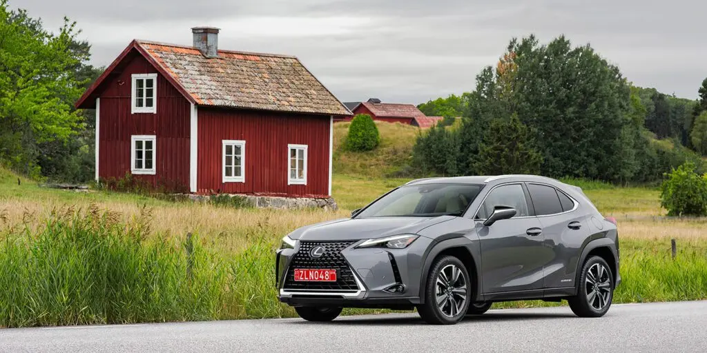 Тест-драйв Lexus UX