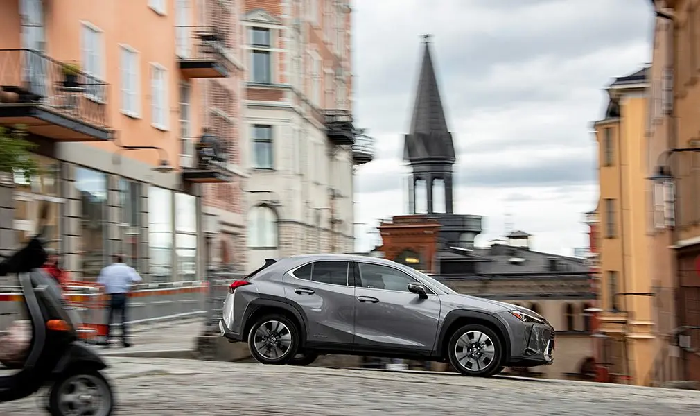 Тест-драйв Lexus UX