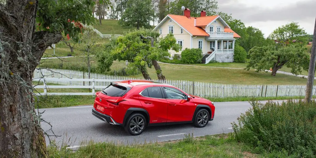 Тест-драйв Lexus UX