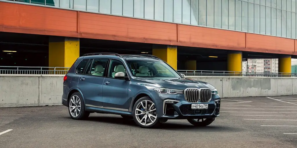 Тест-драйв BMW X7 против Range Rover