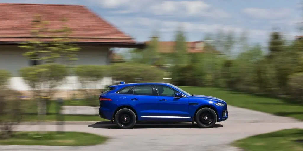 Тест-драйв Cadillac XT5 против Jaguar F-Pace