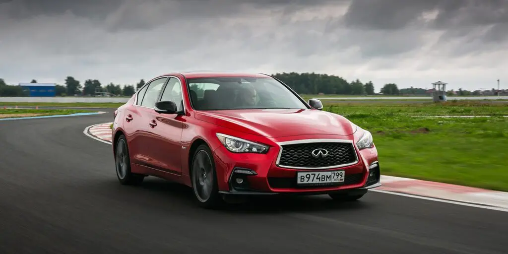 Тест-драйв Infiniti Q50s против Subaru WRX STi