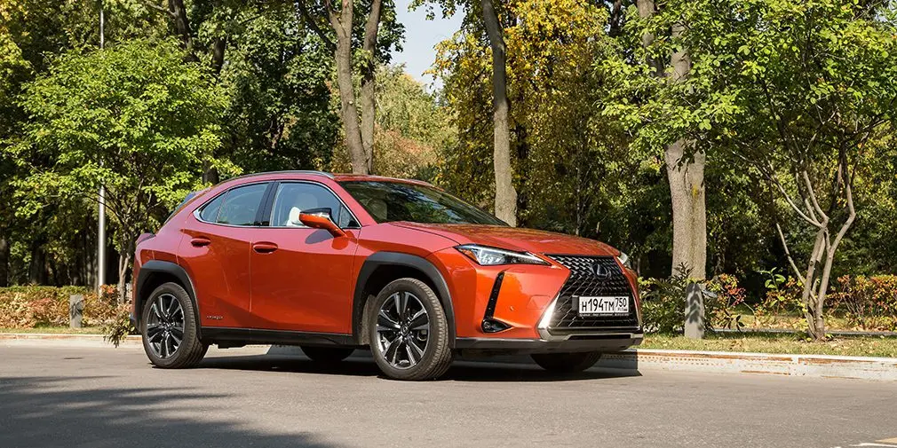 Тест-драйв Lexus UX против Volvo XC40