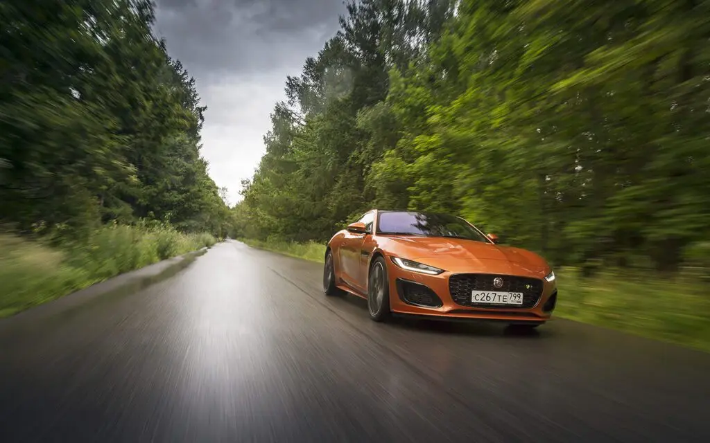 Тест-драйв Lexus LC500 против Jaguar F-Type