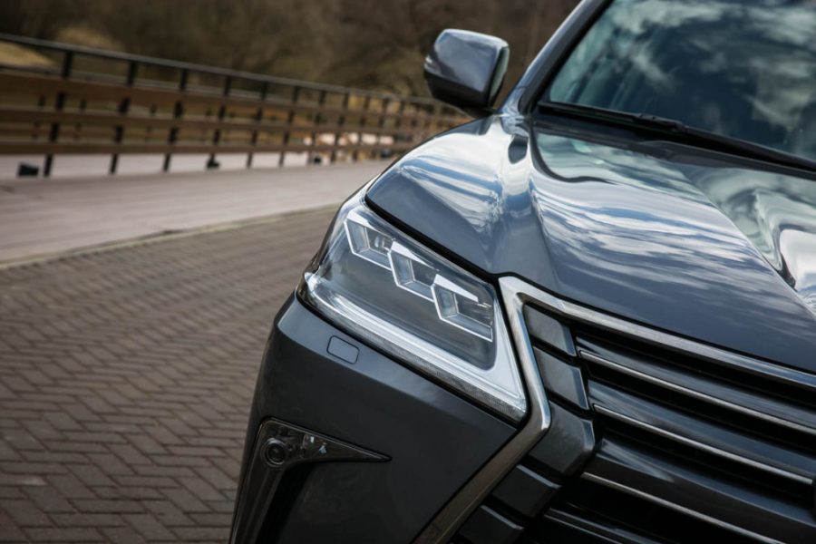 Тест-драйв и сравнение Lexus LX и Range Rover