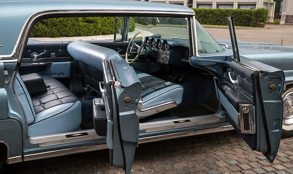 Машина Lincoln Continental