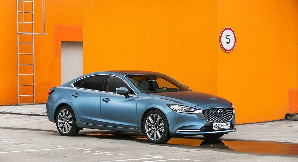 Тест-драйв Mazda 6 против Toyota Camry