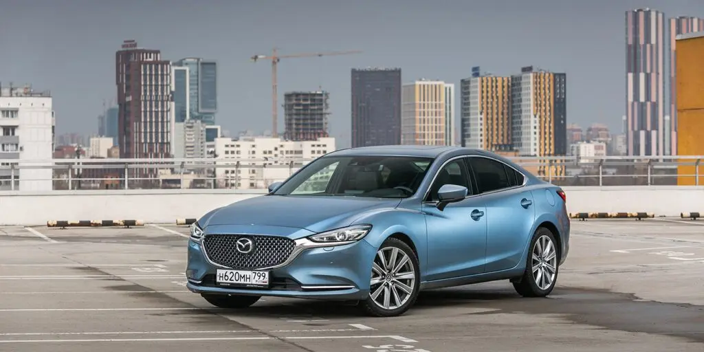 Тест-драйв Mazda 6 против Toyota Camry