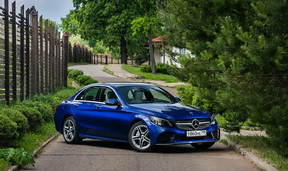 Тест-драйв BMW 330i против Mercedes-Benz C300