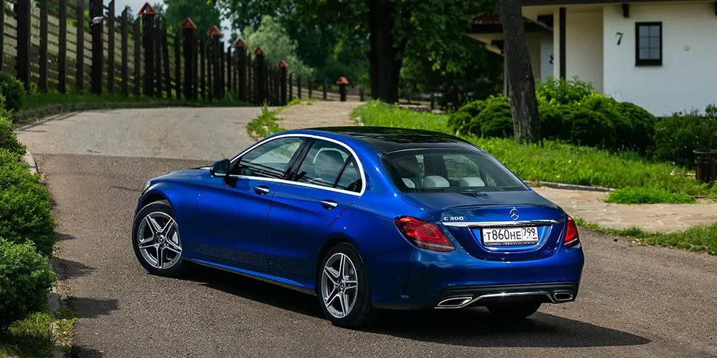 Тест-драйв BMW 330i против Mercedes-Benz C300