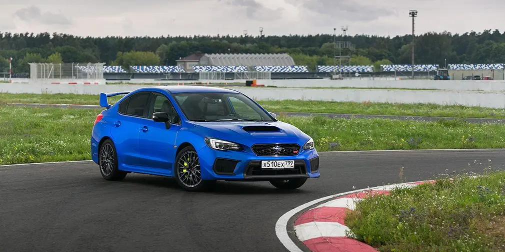 Тест-драйв Infiniti Q50s против Subaru WRX STi