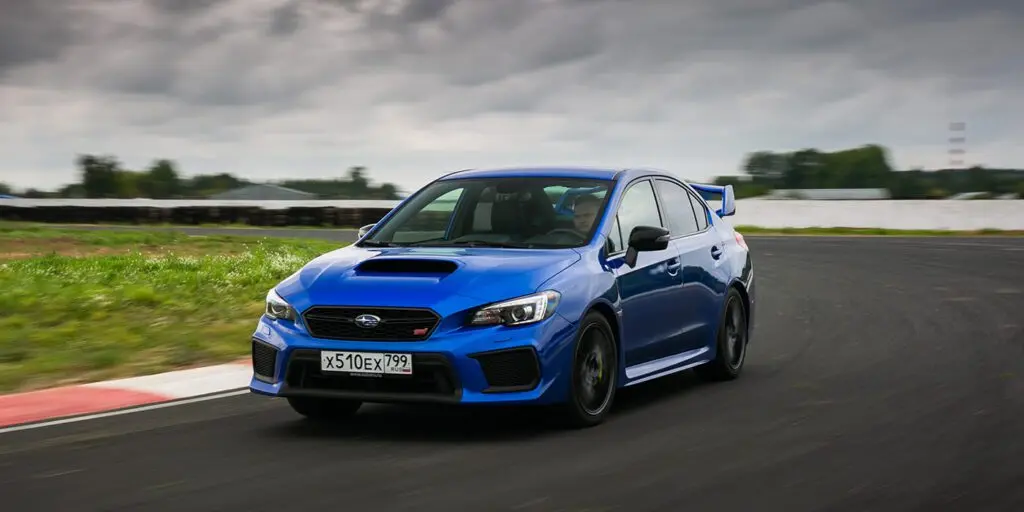 Тест-драйв Infiniti Q50s против Subaru WRX STi