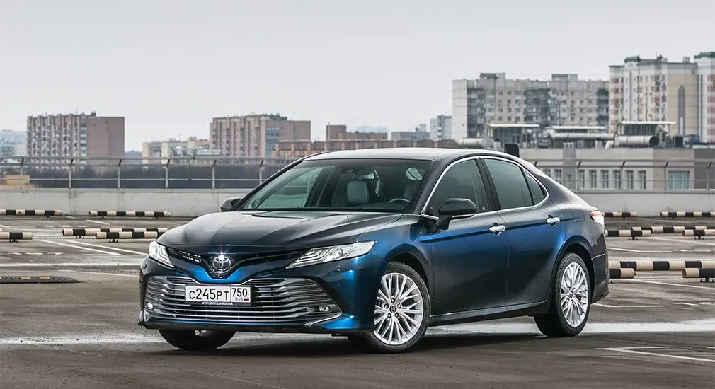 Тест-драйв Mazda 6 против Toyota Camry