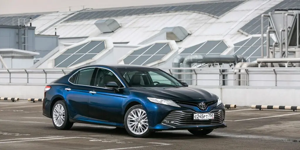 Тест-драйв Mazda 6 против Toyota Camry