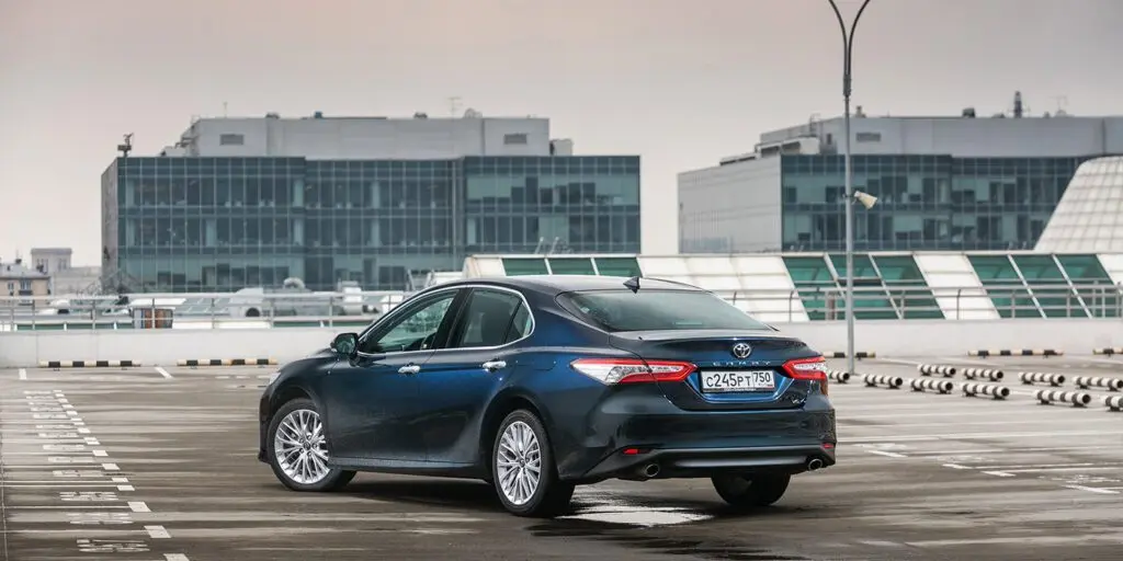 Тест-драйв Mazda 6 против Toyota Camry